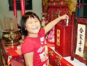 郑小妹妹向妈祖祈求学业进步,快高长大