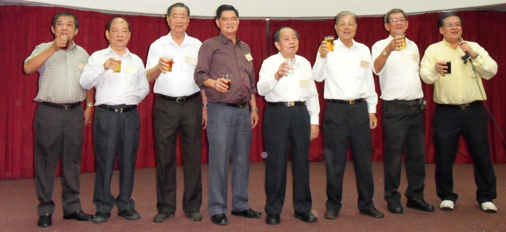 天后宫委员向来宾敬酒