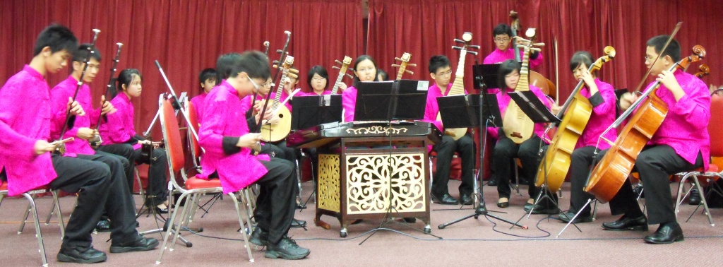 本会馆康乐股属下的舞炬团、华乐团也带来精彩的舞蹈武术及华乐表演。