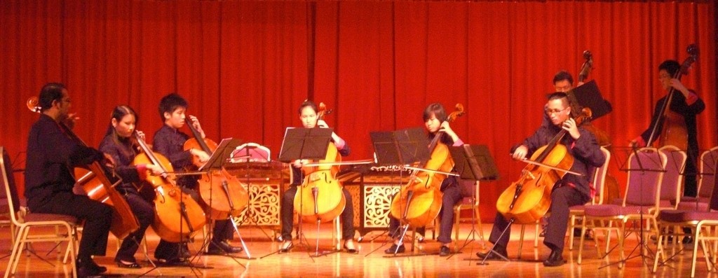 低音组齐奏《旱天雷》及《良宵》