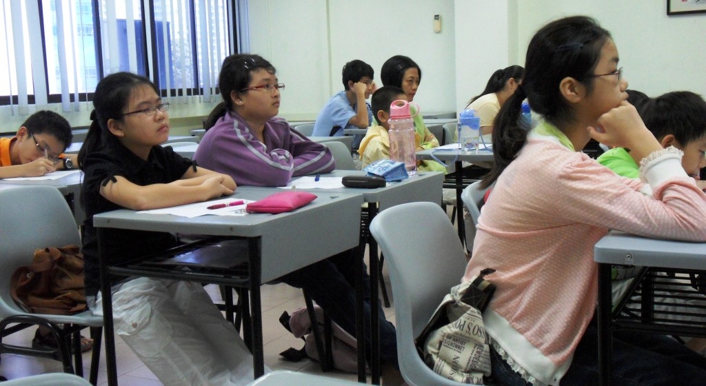 台上王老师讲得精彩，台下同学们听得入神。