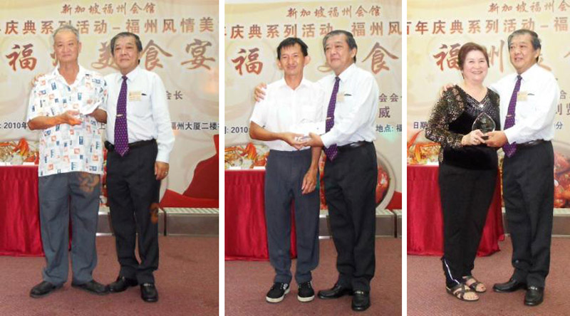 美食节筹委会主任林昇平赠送纪念品给实兆远新汉商酒家林兴尧师傅(左)、食口福酒家阮光金师傅(中)及本地泉馨园餐馆东主张翠英女士