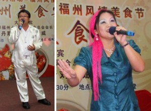 2009年新山福州歌曲卡拉OK比赛冠军林万财(左)及2008年马来西亚全国福州歌曲卡拉OK比赛冠军洪佩群(右)