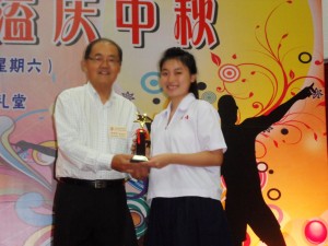 文教股副主任黄懿封颁发奖品给张乔坡同学