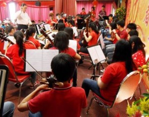 福州会馆华乐团在敬老宴会上呈献了多首动听的曲子