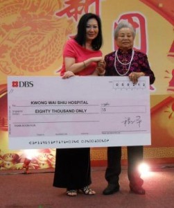 洪兰开女士(右）代为转交支票给广惠肇留医院， 医院募款委员会主任萧丽娟女士代表接受捐赠