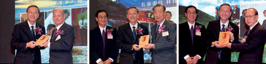 (从左至右)陈振泉政务部长为卸任的郑南康乡长、林祥哲乡长、李永在乡长颁赠纪念盾牌。