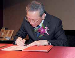 陈振泉政务部长在第77届执监委员会就职宣誓书上签名。