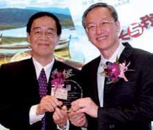 程文銮主席代表会馆感谢陈振泉政务部长为新届执监委员会就职典礼监誓。