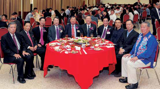 出席就职典礼的嘉宾(左起为南洋客属会馆会长会长张家胜先生,广东会馆会长何国 才先生、人民协会总执行理事长洪合成先生、会馆第一副主席洪宝兴先生,世界福州十 邑同乡总会总会长张锦雄先生,陈振泉政务部长、会馆程文銮主席、中国驻新加坡大使 馆一等秘书兼领事温鹏辉先生,潮州八邑会馆副会长蔡纪典先生、马来西亚新山福州 十邑会馆主席李勇材先生)