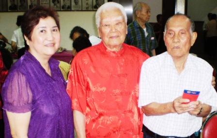 泉馨园海鲜餐馆-张翠英女士(左)及五凤联谊社-洪华书先生(中)颁发红包给90岁以上长辈。左为在场最高年龄的潘圣餘先生,今年96岁。