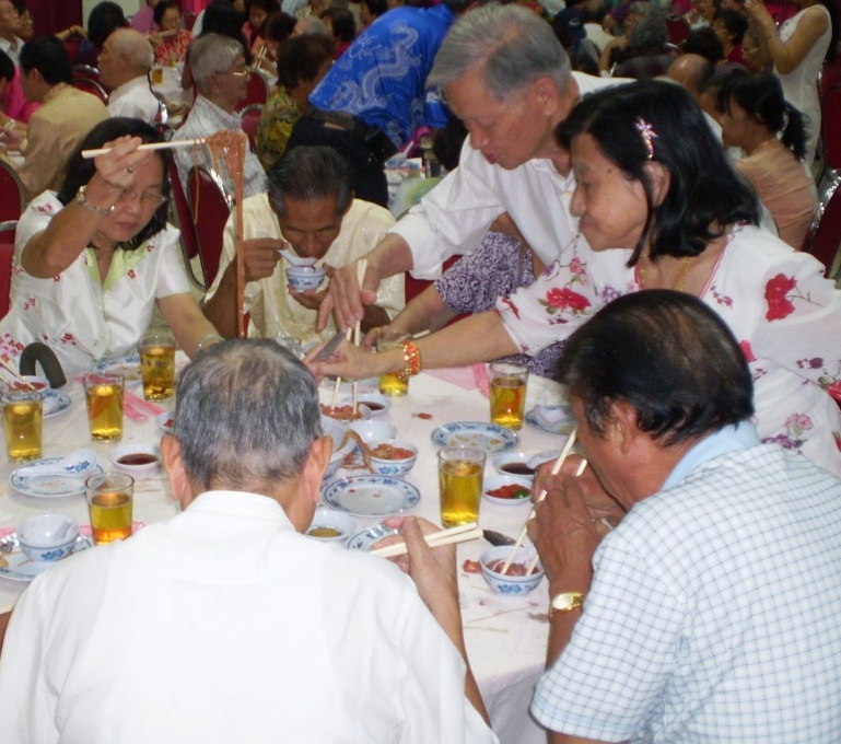 乡亲们享用福州美食,吃得不亦乐乎。