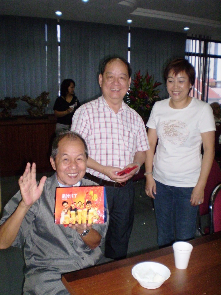 慈善股副主任邹奕珠先生(中)及商业经济股副主任王品桦女士(右)颁发度岁金及年柑给贫苦乡亲。