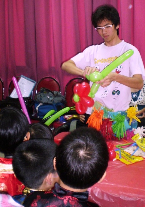 年轻会员林智勇的造型气球深受小孩的欢迎。