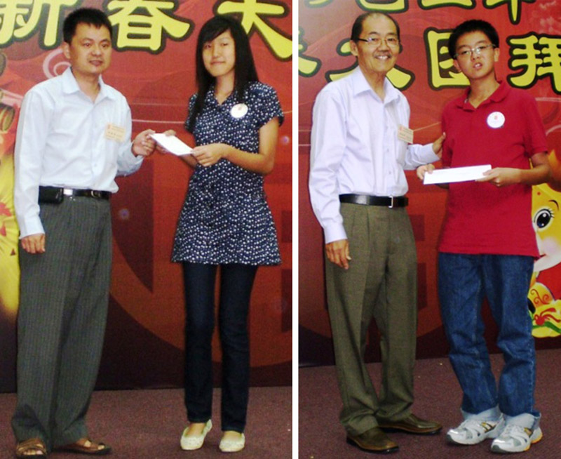 康乐股副主任林晓东(左图)及文教股副主任黄懿封(右图)负责颁发中学组及华文优越奖励金