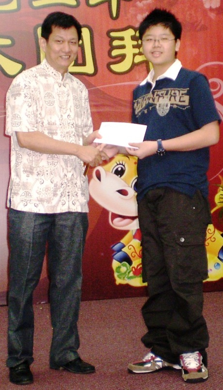 张主席特别颁奖给在“第九届世界华人学生作文大赛”上获得三等奖的吴蔚良同学